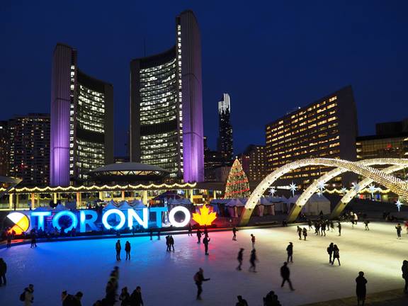 Une image contenant bâtiment, patinoire, Faire du patin à glace, ciel

Le contenu généré par l’IA peut être incorrect.