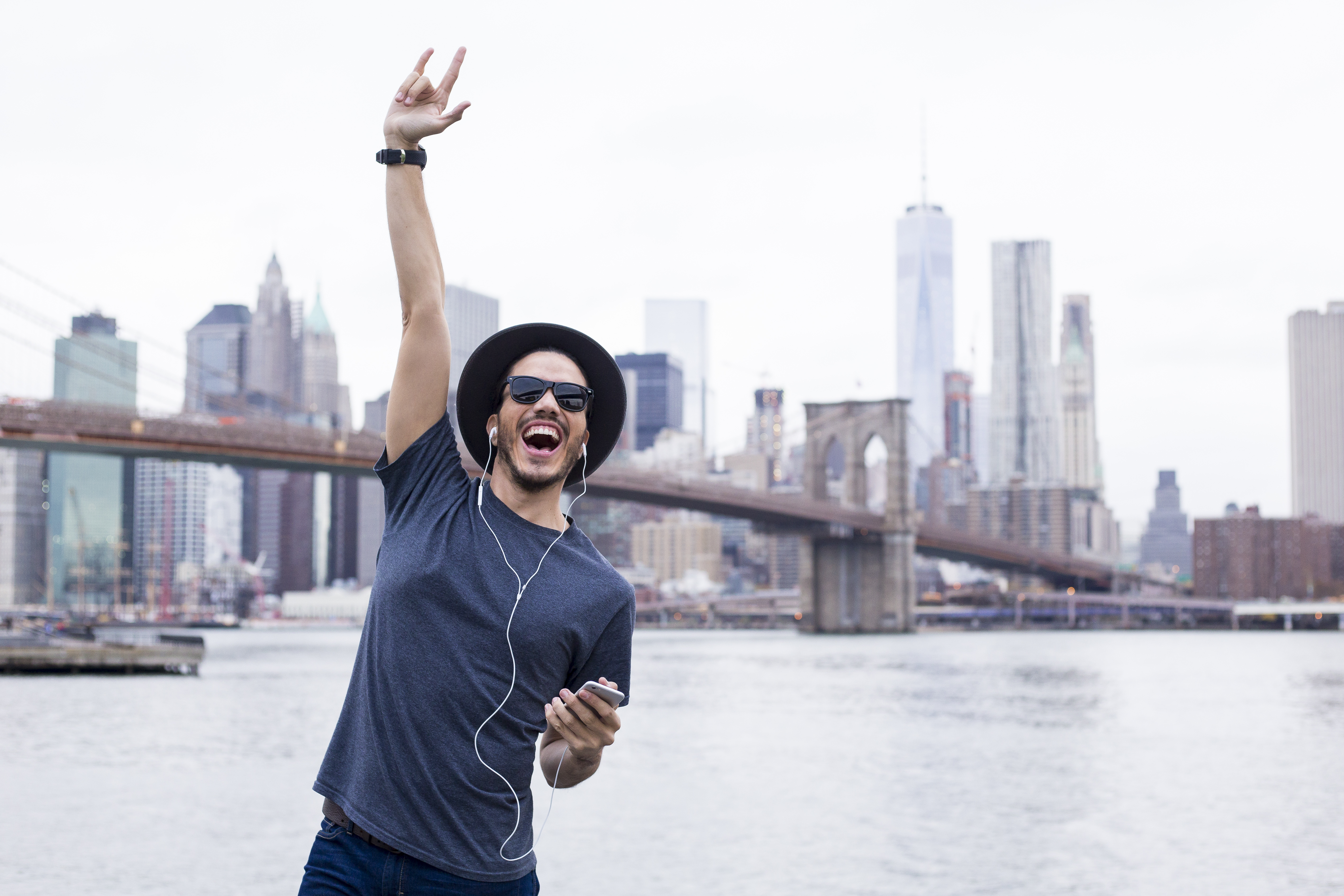 Touriste avec audioguide devant le pont de Brooklyn