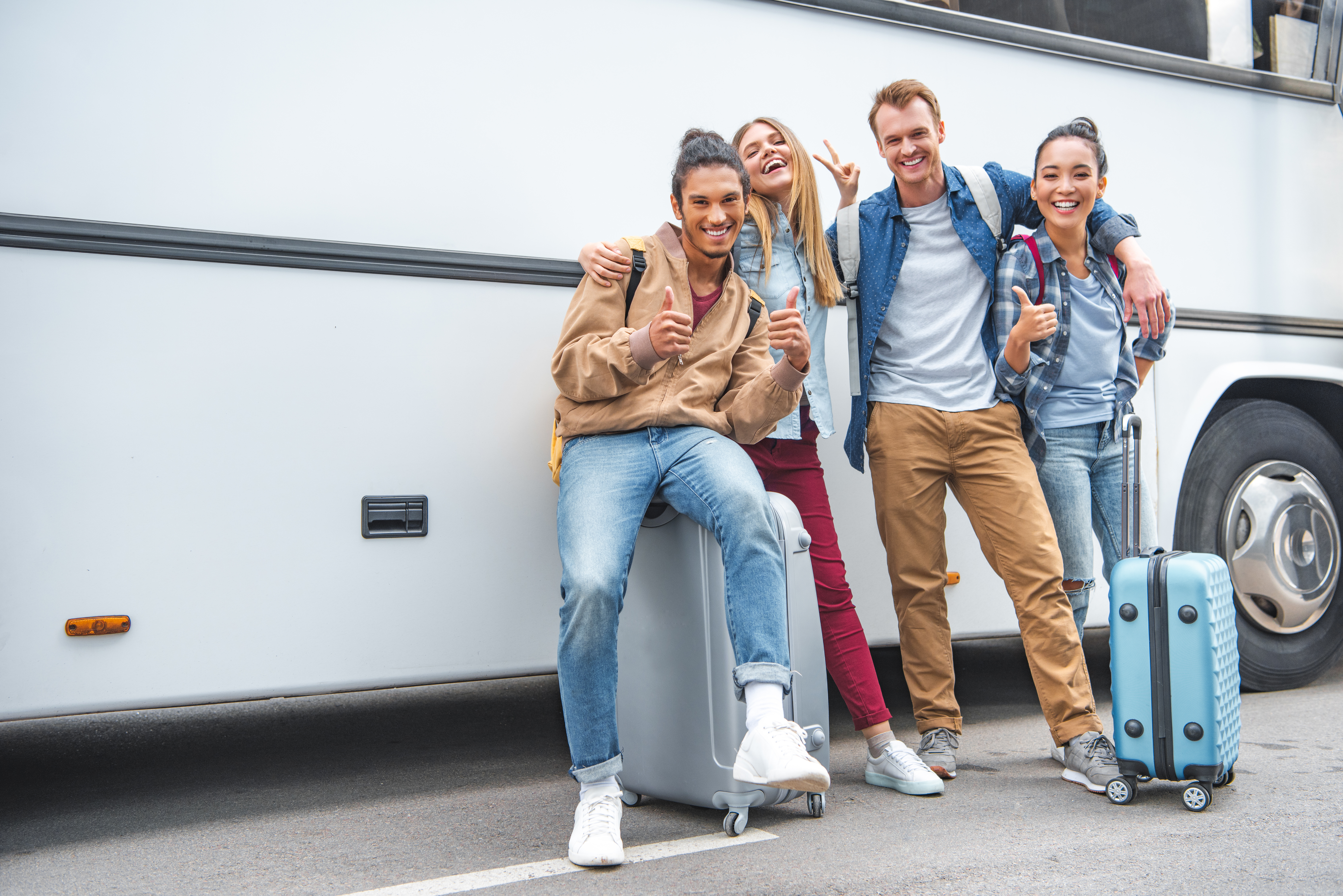 Touristes devant un autocar